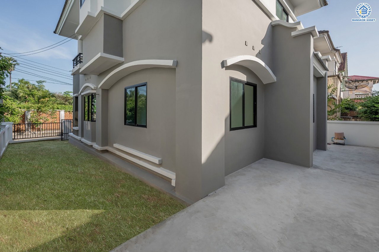 บ้านมือสองตกแต่งใหม่ แบรนด์ Q.House โครงการ ลัดดารมย์ ปิ่นเกล้า เนื้อที่ 53.1 ตร.ว. พื้นที่ใช้สอย 211.5 ตร.ม. ฟังก์ชันจัดเต็ม 3 ห้องนอน 2 ห้องน้ำ จอดรถได้ 2 คัน บนทำเลศักยภาพ ใกล้เซ็นทรัลเวสต์เกต, วงเวียนพระราม5, ทางด่วน "กาญจนาภิเษก" และรถไฟฟ้า "สถานีตลาดบางใหญ่"